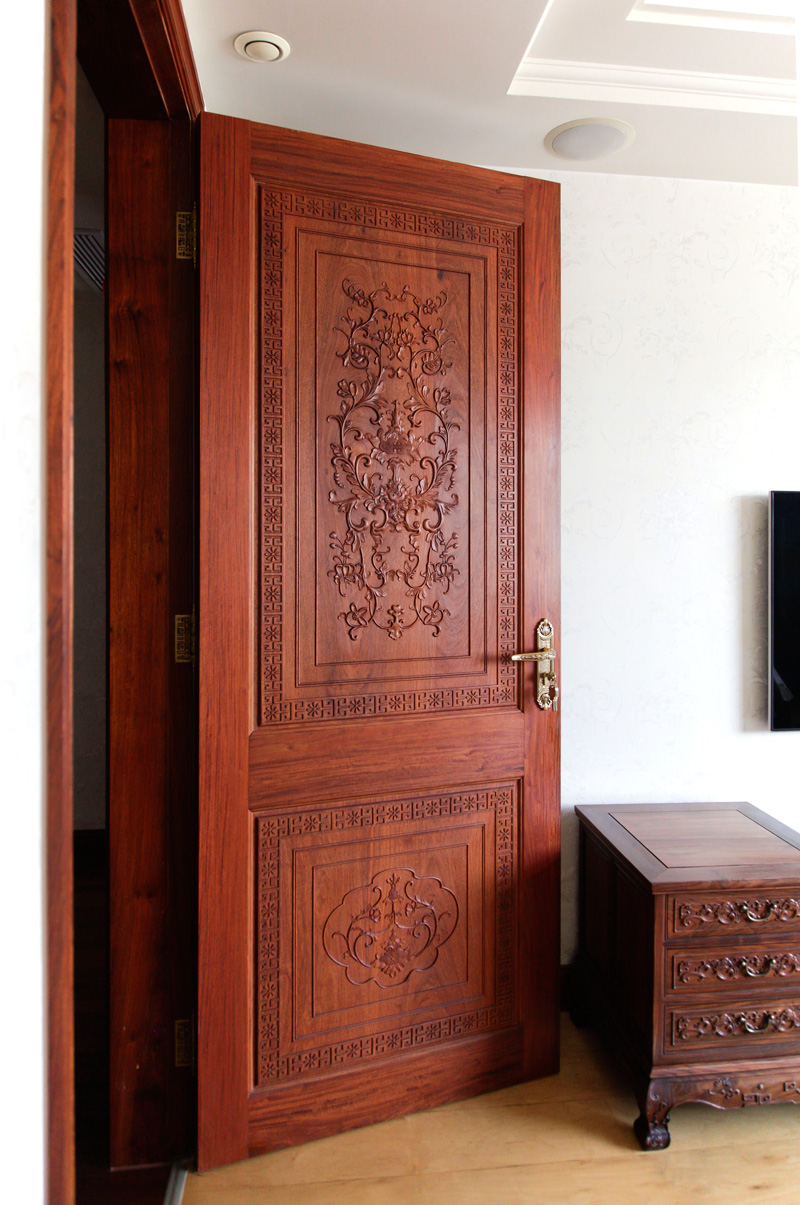 雕花紅木門(mén)